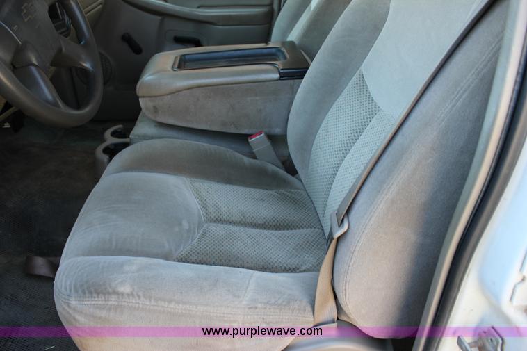 image for item J2256 2004 Chevrolet Silverado 2500HD Crew Cab pickup truck