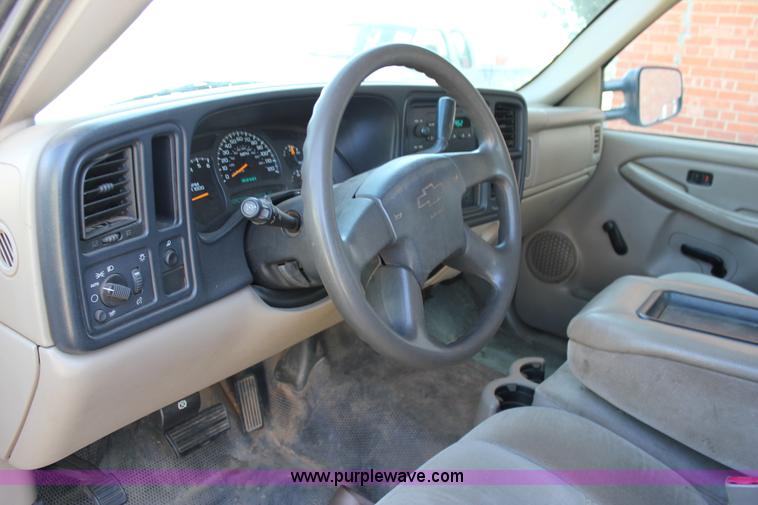 image for item J2256 2004 Chevrolet Silverado 2500HD Crew Cab pickup truck