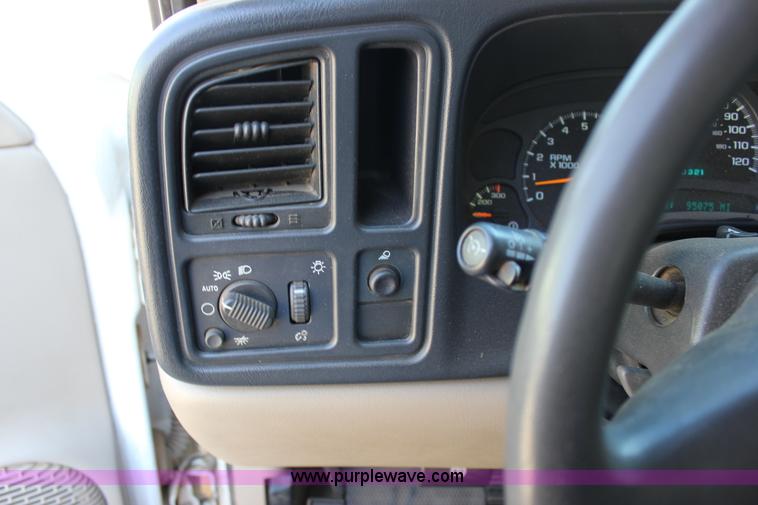 image for item J2256 2004 Chevrolet Silverado 2500HD Crew Cab pickup truck