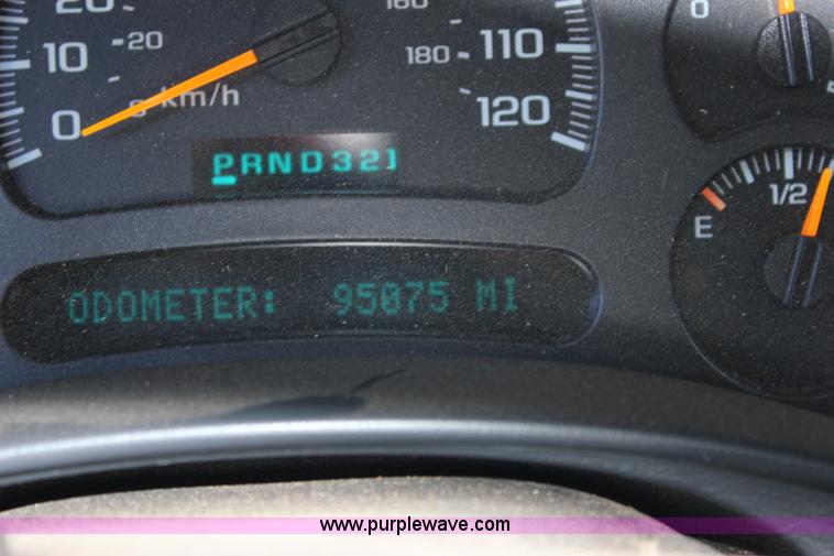 image for item J2256 2004 Chevrolet Silverado 2500HD Crew Cab pickup truck