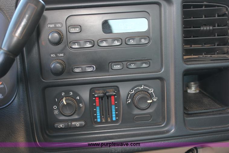 image for item J2256 2004 Chevrolet Silverado 2500HD Crew Cab pickup truck