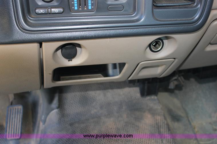 image for item J2256 2004 Chevrolet Silverado 2500HD Crew Cab pickup truck