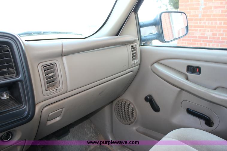 image for item J2256 2004 Chevrolet Silverado 2500HD Crew Cab pickup truck