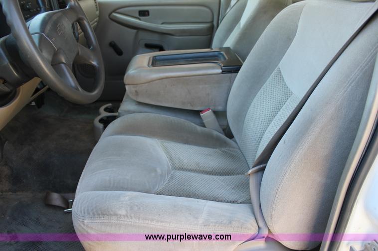 image for item J2256 2004 Chevrolet Silverado 2500HD Crew Cab pickup truck