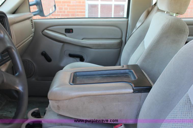 image for item J2256 2004 Chevrolet Silverado 2500HD Crew Cab pickup truck