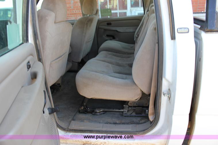 image for item J2256 2004 Chevrolet Silverado 2500HD Crew Cab pickup truck