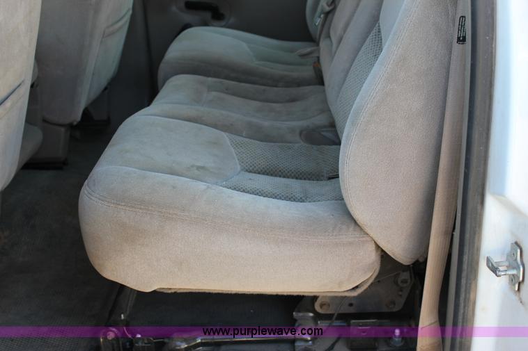 image for item J2256 2004 Chevrolet Silverado 2500HD Crew Cab pickup truck