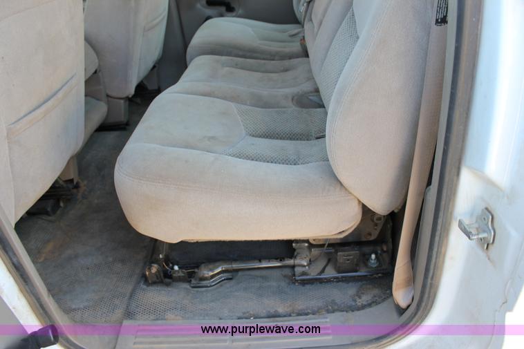 image for item J2256 2004 Chevrolet Silverado 2500HD Crew Cab pickup truck