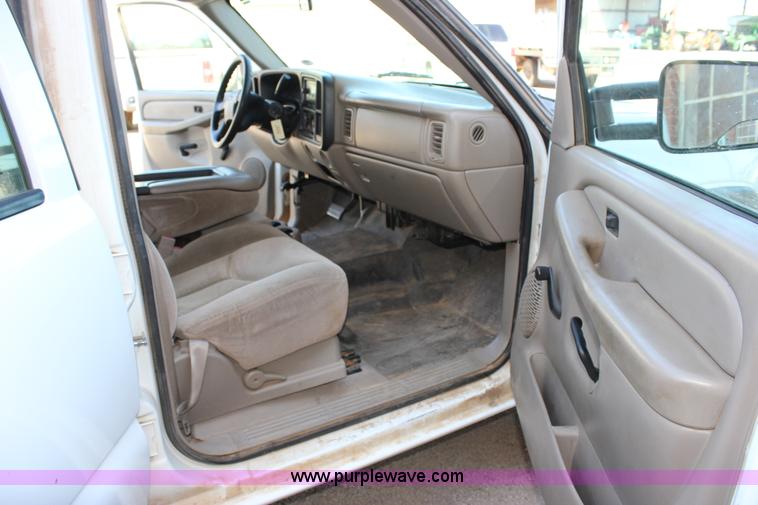 image for item J2256 2004 Chevrolet Silverado 2500HD Crew Cab pickup truck