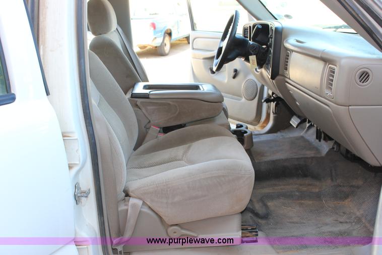 image for item J2256 2004 Chevrolet Silverado 2500HD Crew Cab pickup truck