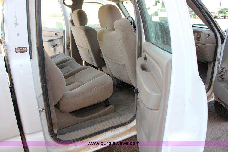 image for item J2256 2004 Chevrolet Silverado 2500HD Crew Cab pickup truck