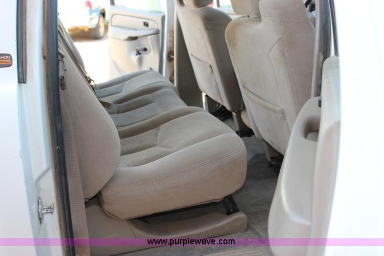 image for item J2256 2004 Chevrolet Silverado 2500HD Crew Cab pickup truck