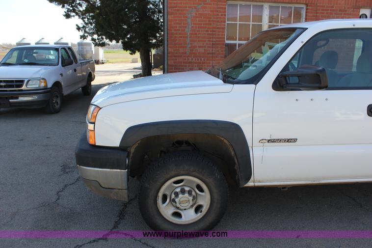 image for item J2256 2004 Chevrolet Silverado 2500HD Crew Cab pickup truck