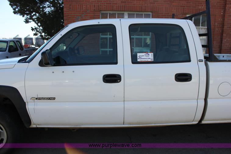 image for item J2256 2004 Chevrolet Silverado 2500HD Crew Cab pickup truck