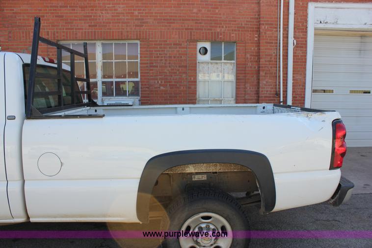 image for item J2256 2004 Chevrolet Silverado 2500HD Crew Cab pickup truck