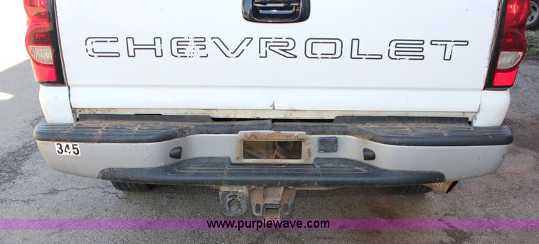 image for item J2256 2004 Chevrolet Silverado 2500HD Crew Cab pickup truck