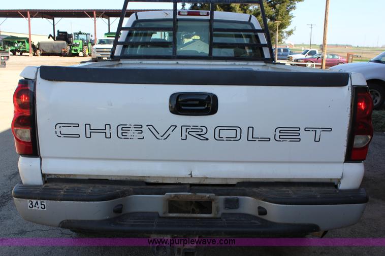 image for item J2256 2004 Chevrolet Silverado 2500HD Crew Cab pickup truck