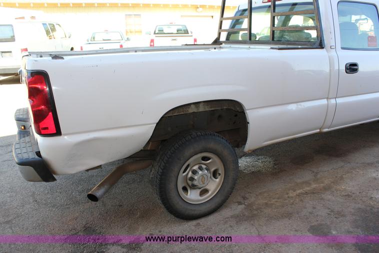 image for item J2256 2004 Chevrolet Silverado 2500HD Crew Cab pickup truck
