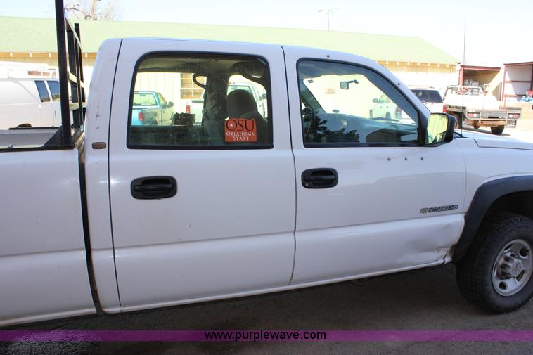 image for item J2256 2004 Chevrolet Silverado 2500HD Crew Cab pickup truck