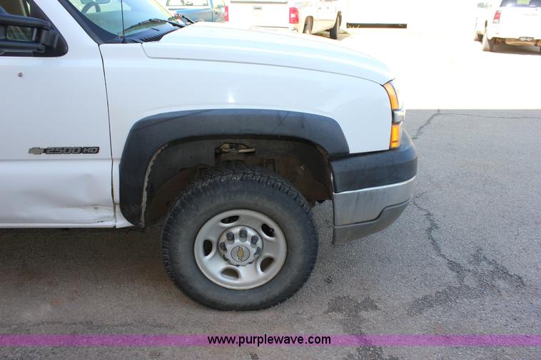 image for item J2256 2004 Chevrolet Silverado 2500HD Crew Cab pickup truck