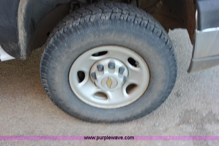 image for item J2256 2004 Chevrolet Silverado 2500HD Crew Cab pickup truck