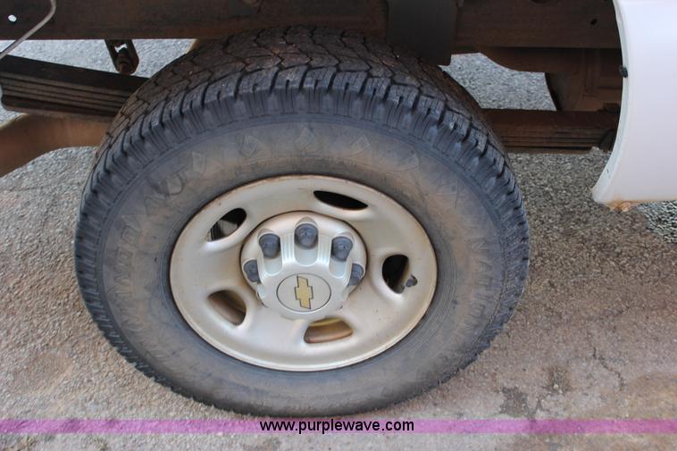 image for item J2256 2004 Chevrolet Silverado 2500HD Crew Cab pickup truck