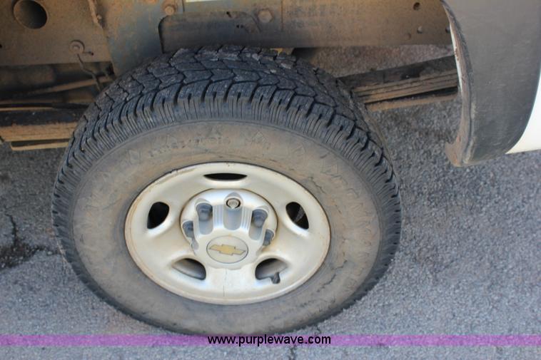 image for item J2256 2004 Chevrolet Silverado 2500HD Crew Cab pickup truck