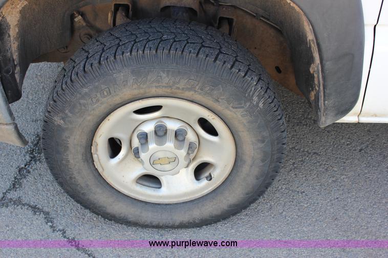 image for item J2256 2004 Chevrolet Silverado 2500HD Crew Cab pickup truck