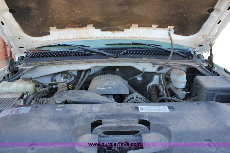 image for item J2256 2004 Chevrolet Silverado 2500HD Crew Cab pickup truck