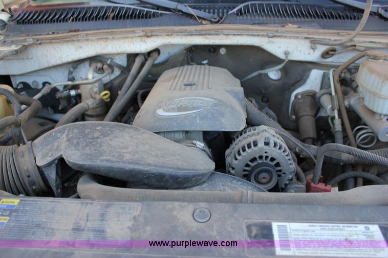 image for item J2256 2004 Chevrolet Silverado 2500HD Crew Cab pickup truck