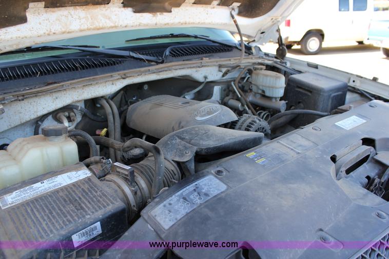 image for item J2256 2004 Chevrolet Silverado 2500HD Crew Cab pickup truck