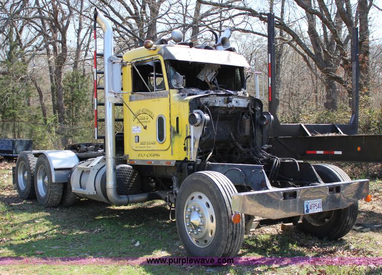 image for item J2259 1982 Peterbilt 382 semi truck