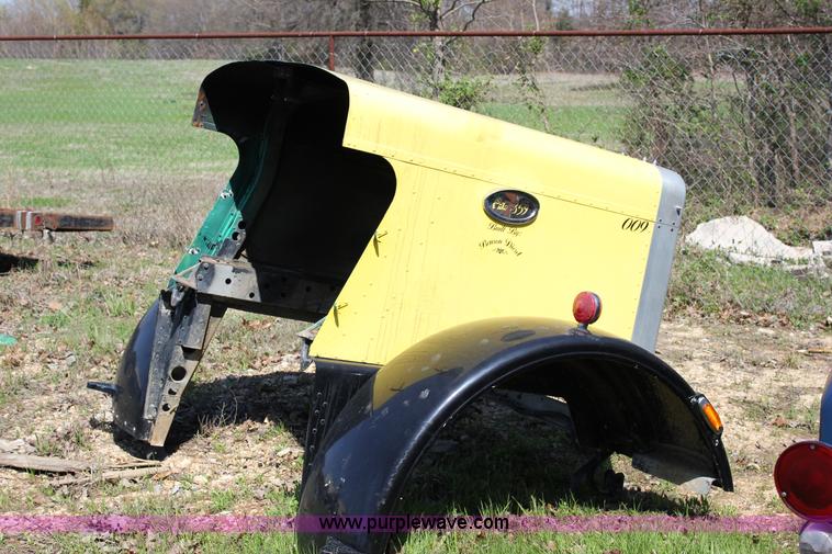 image for item J2259 1982 Peterbilt 382 semi truck