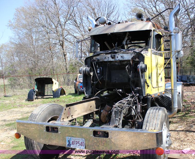 image for item J2259 1982 Peterbilt 382 semi truck