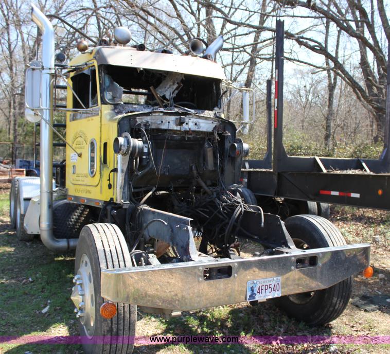 image for item J2259 1982 Peterbilt 382 semi truck