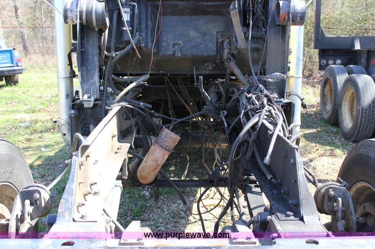 image for item J2259 1982 Peterbilt 382 semi truck