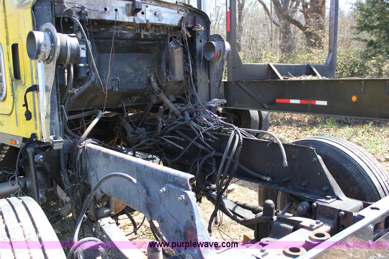 image for item J2259 1982 Peterbilt 382 semi truck