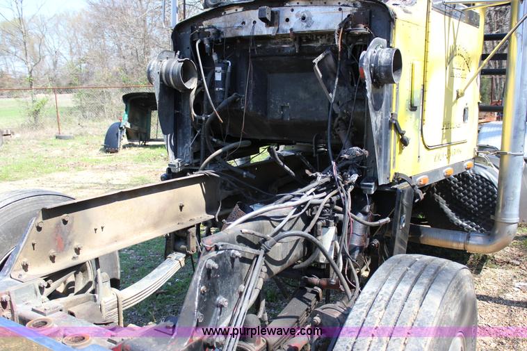 image for item J2259 1982 Peterbilt 382 semi truck