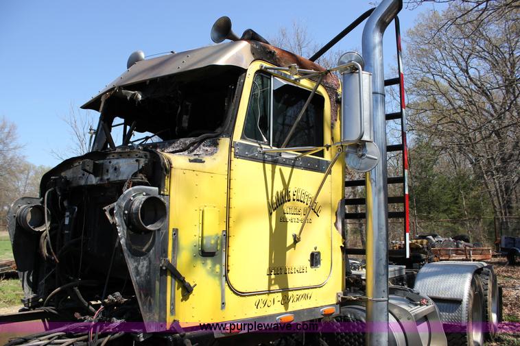 image for item J2259 1982 Peterbilt 382 semi truck