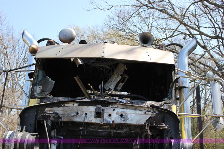 image for item J2259 1982 Peterbilt 382 semi truck