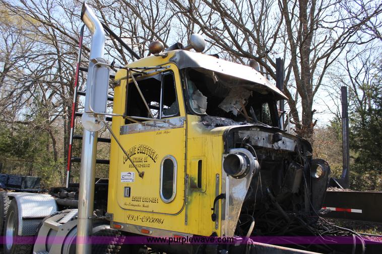 image for item J2259 1982 Peterbilt 382 semi truck