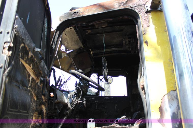 image for item J2259 1982 Peterbilt 382 semi truck