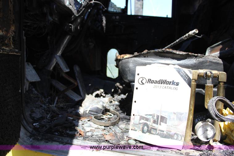 image for item J2259 1982 Peterbilt 382 semi truck