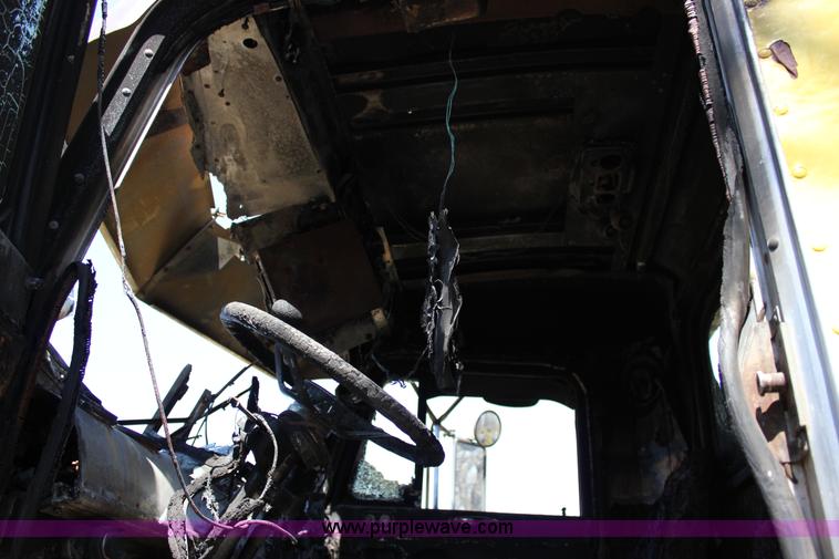 image for item J2259 1982 Peterbilt 382 semi truck