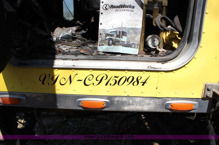 image for item J2259 1982 Peterbilt 382 semi truck