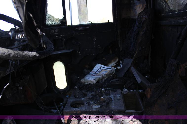 image for item J2259 1982 Peterbilt 382 semi truck