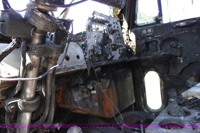 image for item J2259 1982 Peterbilt 382 semi truck