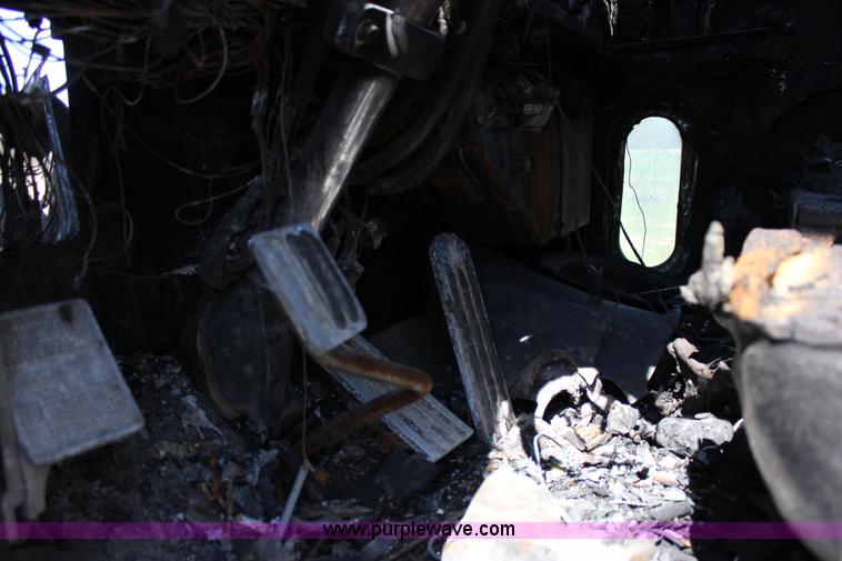 image for item J2259 1982 Peterbilt 382 semi truck