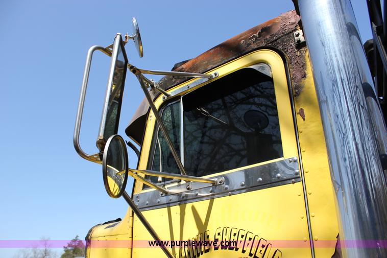 image for item J2259 1982 Peterbilt 382 semi truck