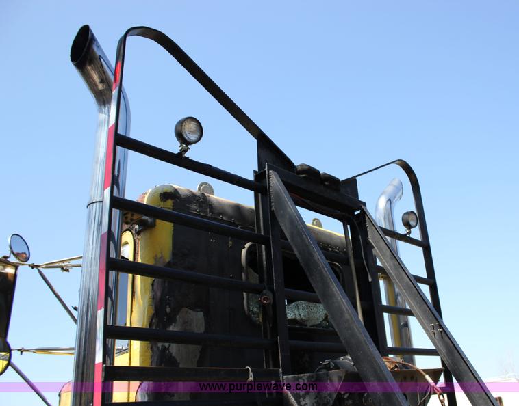 image for item J2259 1982 Peterbilt 382 semi truck